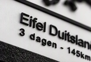 Scherpe en duurzame tekst – detail van een 3D-geprint routepaneel